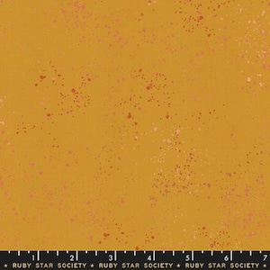 Könnte beinhalten: Senfgelber Stoff mit einem gesprenkelten Design in Rosa- und Rottönen. Der Stoff hat eine strukturierte Optik und ein Lineal am unteren Rand. Der Text "RUBY STAR SOCIETY" ist am unteren Rand aufgedruckt.
