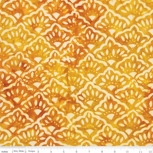 Expressions Batiks Tjaps Mountain High - 1/2 ヤード刻み、連続カット (BTHH1321 アンバー) by Riley Blake Designs
