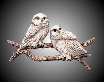 Escultura de pared de dos búhos nivales. Madera de aliso teñida en gris/blanco.