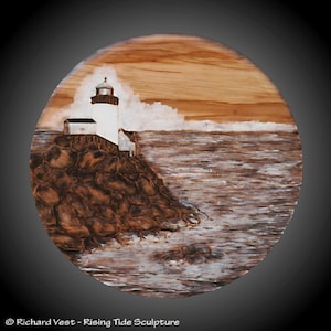 K&ouml;nnte beinhalten: Runde Holzskulptur, die einen wei&szlig;en und schwarzen Leuchtturm auf einer Felsklippe mit Wellen zeigt. Der Himmel ist braun. Die Skulptur ist signiert "Richard Vest - Rising Tide Sculpture."