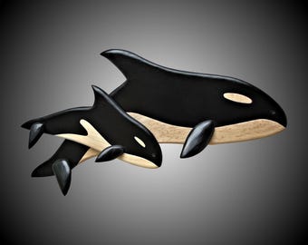 Escultura tallada a mano de orca madre con su cría, madera de aliso y arce, acabado con aceite de tung.