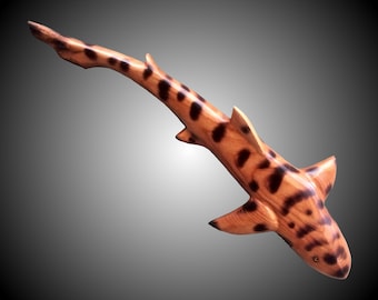 Escultura de pared de tiburón leopardo de madera de aliso tallada a mano - Acabado con aceite de tung