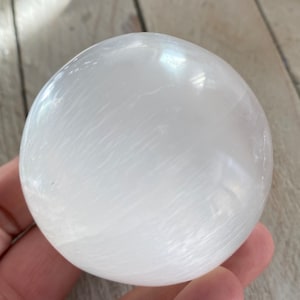 Sphère de sélénite de 2 à 2,5 pouces - Orbe de sélénite en cristal