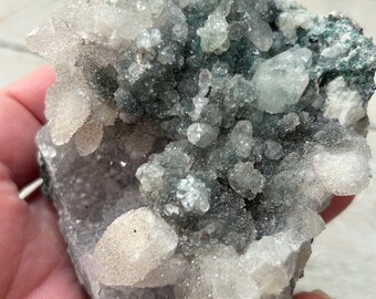 ザンビア産アメジストプレート上のドゥルージークリスタルクォーツ