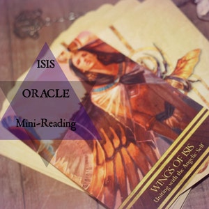 Könnte beinhalten: Ein Stapel Orakelkarten mit dem Text "ISIS ORACLE Mini-Reading" überlagert. Die Karten zeigen Illustrationen einer Frau mit Flügeln und den Text "WINGS OF ISIS Uniting with the Angelic Self". Die Karten haben eine Vintage-Ästhetik.