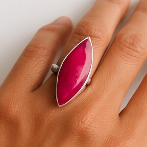 Anillo de rubí en plata de ley / Anillo largo con cristales rosas / Anillo de rubí para mujer / Anillo de piedras preciosas bohemias de tamaño ajustable / Regalos de julio