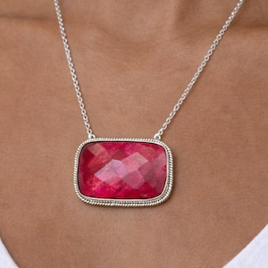 Colar com Pingente de Rubi em Prata de Lei e Ouro com Rubi Bruto - Pedra Rara para o Mês de Julho - Pingente Grande com Rubi Rosa Cabochão - Rubi Cravejado em Bisel