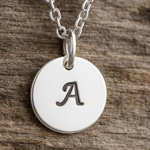 Plättchen-Halskette aus Sterlingsilber: Handgestempelter, personalisierter Anhänger