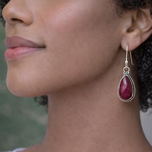 Brincos longos em formato de gota com rubi rosa | Brincos pendentes com rubi em formato de pera em prata de lei 925 | Joias marcantes para mulheres - Presentes