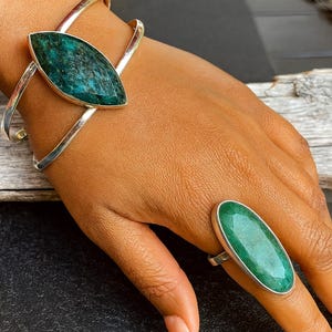 emerald gemstone rings and bracelet set handcrafted by earth karma jewellery. adjustable boho statement jewelry set