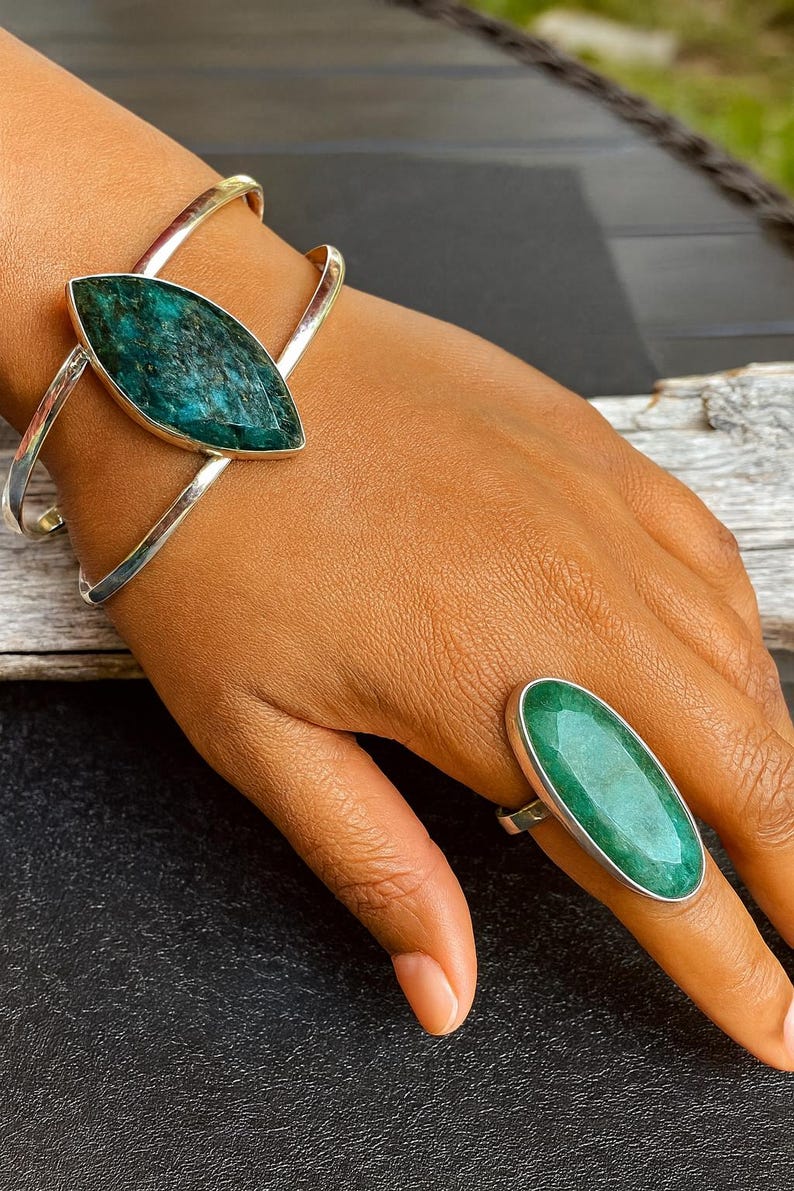 emerald gemstone rings and bracelet set handcrafted by earth karma jewellery. adjustable boho statement jewelry set