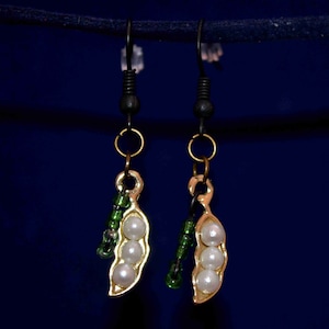Erbsen-Pod-Ohrringe, Pearly Erbsen, vegitable Schmuck, grüne Ohrringe, Gärtner Geschenk, Perlenohrringe, Faux Perlen, Sommer ohrringe, Smaragdsafire