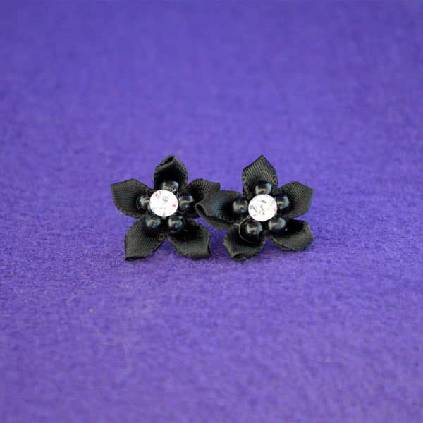 Puces d'oreilles fleurs noires, strass blancs, fleurs en tissu, fleurs à coudre, onyx, charbon, corbeau, ébène, polyester, fils d'opale violette