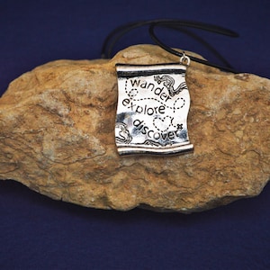 Collar de mapa del explorador, Explorar Wander Descubre, pergamino del mapa, colgante del mapa plateado, letras negras grabadas, acero, metal de mezcla, VioletOpalThreads