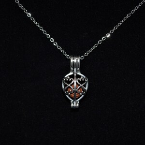 Keltiskt diffusorhalsband, eteriska oljor, silverfärgad burliknande medaljong i oparfymerad aromaterapi, oparfymerad, stålhänge, lavakula, violett opal