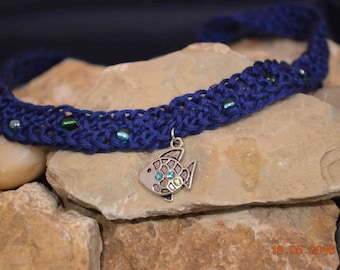 Azurblå sjö, stickat fiskhalsband, vattenhalsband, pärlhalsband med fisk, blå choker, strassfiskberlock, Azurblå choker, Aqua choker
