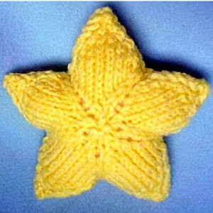 Puede incluir: Un adorno de estrella de punto amarillo. La estrella está hecha de hilo suave y tiene una forma tridimensional.