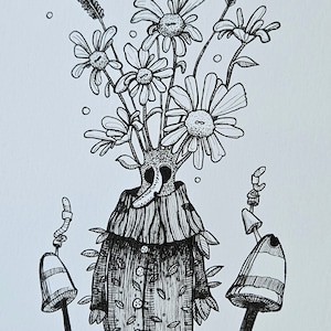 Puede incluir: Ilustración en tinta negra y blanca de una figura con cabeza floral y abrigo largo, rodeada de setas. La obra de arte tiene una cualidad caprichosa, ligeramente inquietante, con un trabajo de línea detallado y un enfoque en elementos inspirados en la naturaleza.