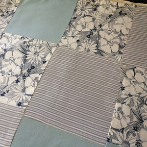 fait main patchwork quilt, courtepointe floral bleu et blanc