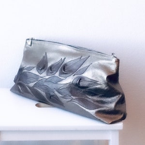 Bolsa clutch oversize de couro prateado com flores escuras tamanho XXL Bolsa de couro macio Cloud