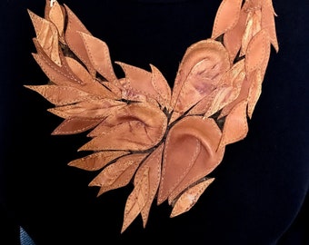 Collier plastron en cuir fait main : bijoux fantaisie floraux