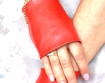 Mitaines en cuir rouge : cadeau fait main pour femme