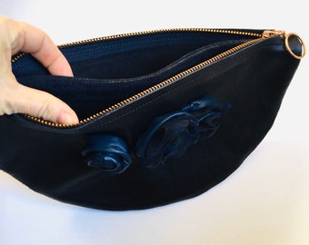 Marineblaue Lederclutch, Tasche mit Blumen, Runde Tasche für Frauen, Hochwertiges Leder