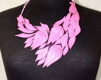 Collier plastron en cuir rose fait main : bijoux tendance floraux