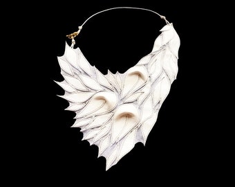 Weißes Leder Bib Halskette, Hochzeit Halskette, Romantische Blumen Halskette