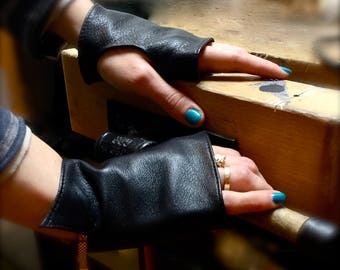 Damenhandschuhe fingerlos, Unisex kurze Handschuhe, Frauen oder Männer Schwarze Armstulpen aus italienischem Leder, Lolita Gothic Fantasy Style