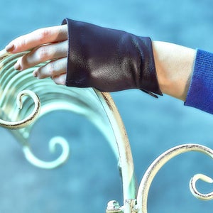 Leather gloves fingerless, Purple women elegant mittens, Mother's Day Gift image 3