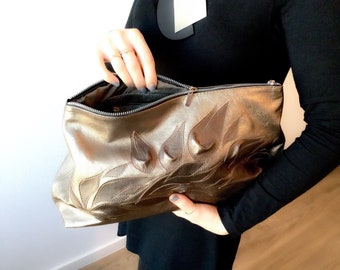 Oversized leren clutch: bloemenapplicatie, zacht Italiaans leer