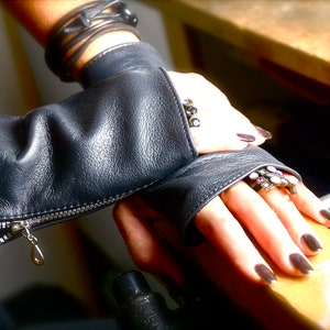 Leather fingerless gloves with Metallic zipper men’s or women’s Gray color