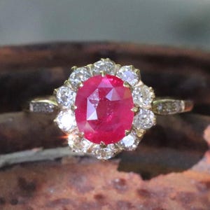 Ring aus 18-karätigem Gelbgold mit natürlichem burmesischem Rubin (nur erhitzt) und Diamanten, Größe 7, anpassbar