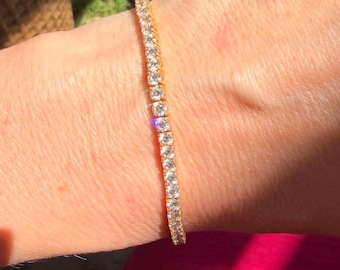 5.7 ctw natural diamond tennis bracelet in 18k yellow gold