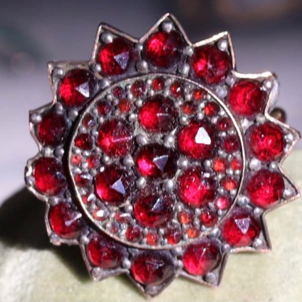 14k Bohemian garnet ring size 6.75 (sizable)