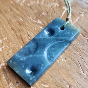 Colgante abstracto de jadeíta azul princesa de Guatemala