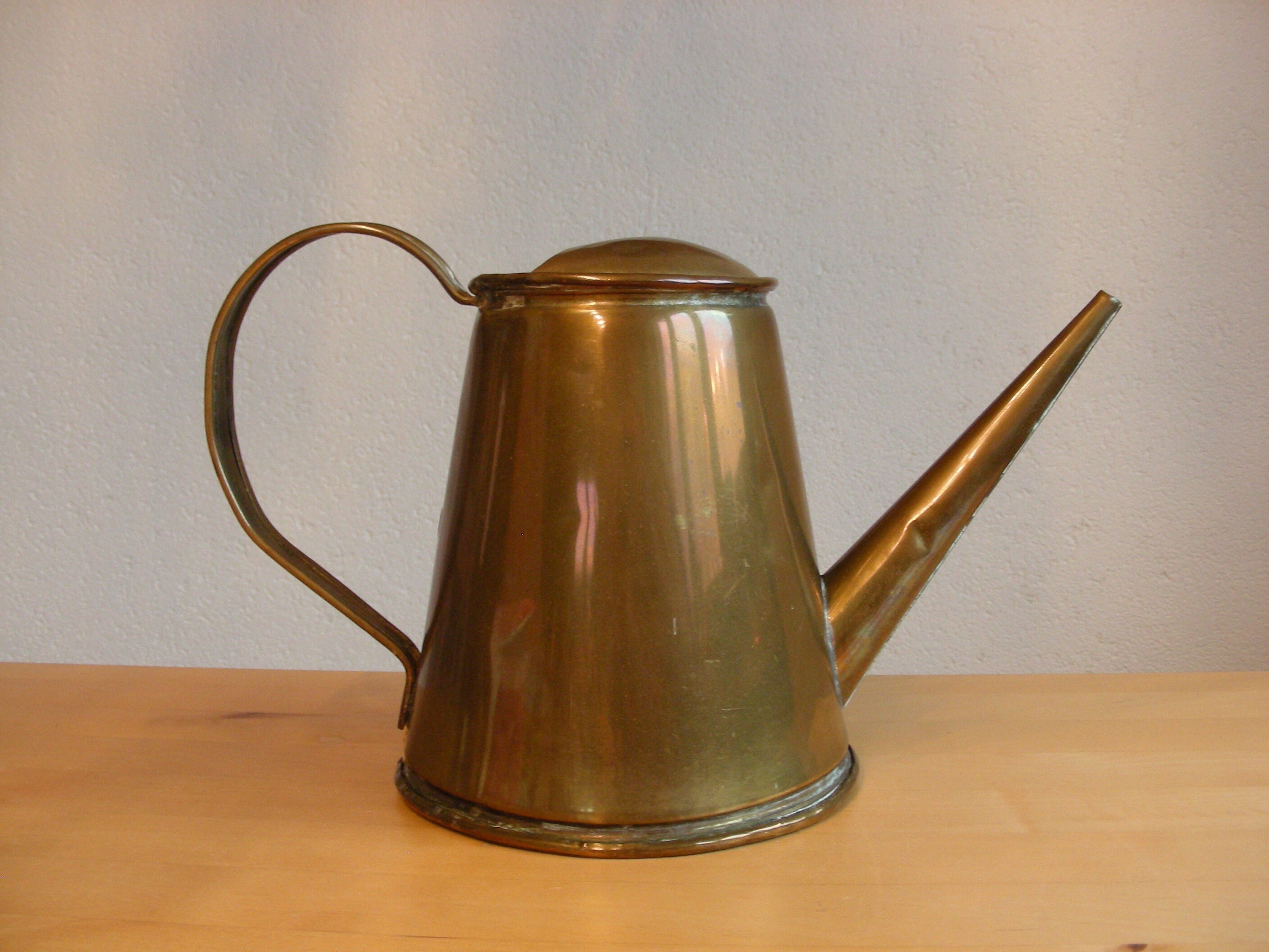 Vintage brass watering can. Good for deco.