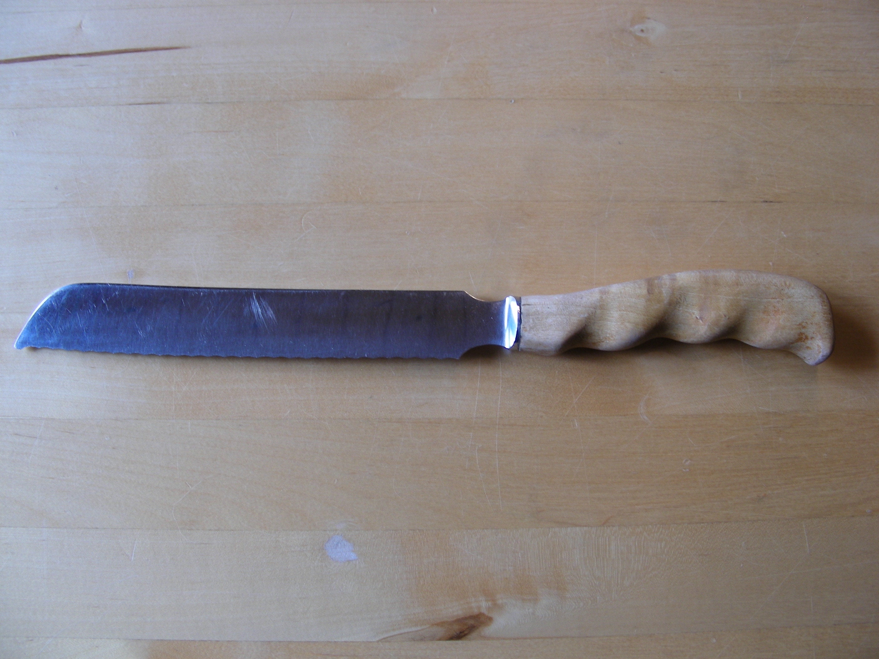 Vintage bread knife with special grip on handle