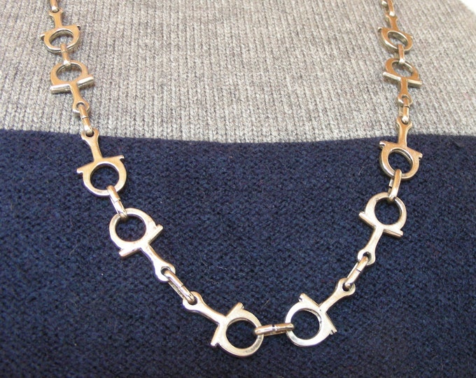 Fashionable stirrup chain in gold tone metal