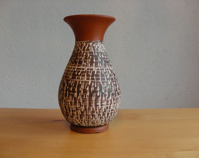 Vintage Akru vase 42/15, Sgraffito design