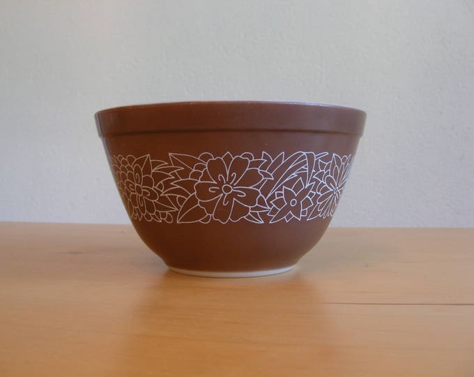 brown Pyrex mixing bowl, Woodland Brown pattern