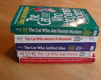 Bundle of 5 vintage The Cat Who... books by Lilian Jackson Braun Book Lover Gift