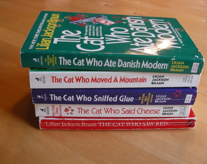Bundle of 5 vintage The Cat Who... books by Lilian Jackson Braun
