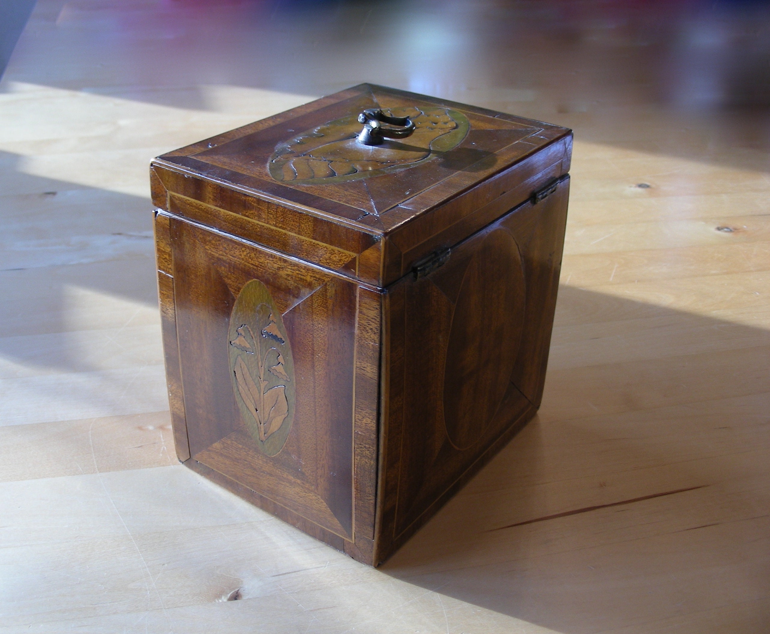 Wood tea caddy, 1790, inlayed