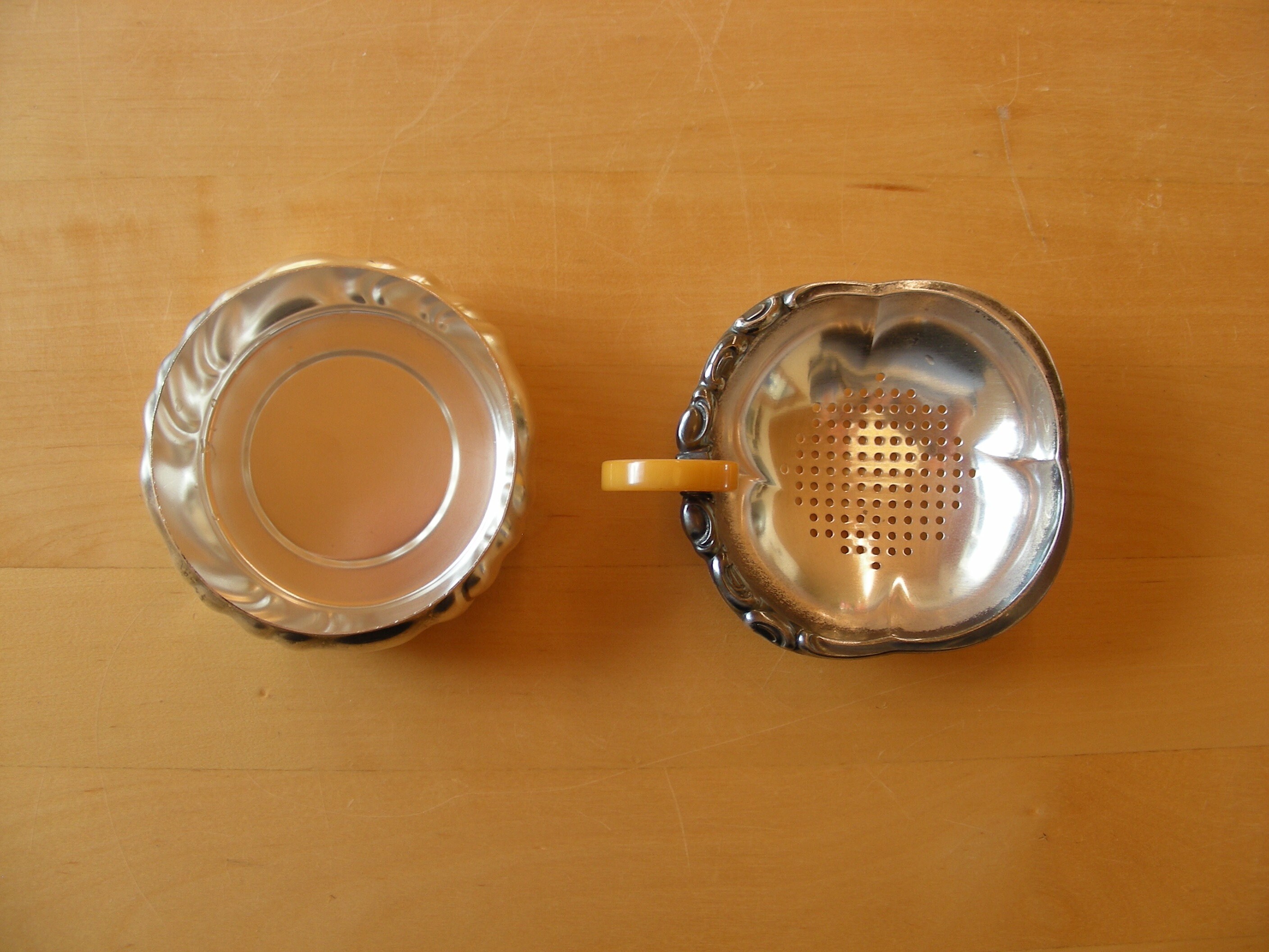 Quist Tea strainer and stand silver plated with Bakelite handle