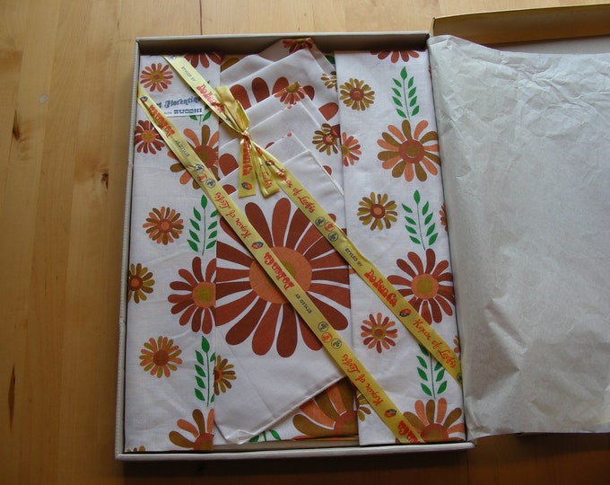Zucchini Retro Tablecloth and Napkins, Italian Design, Linen Retro Wedding Gift Housewarming