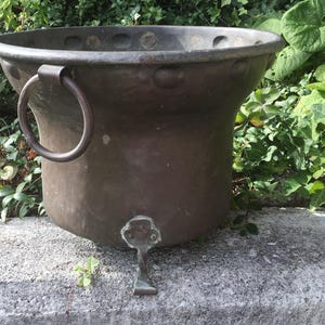 Maceta grande de cobre con patas y asas en forma de anillo del siglo XIX, estilo bucólico vintage Deco