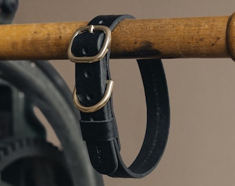 Schwarzes Leder Hundehalsband: Pflanzlich gegerbt, Messing-Hardware ""Tanne"""