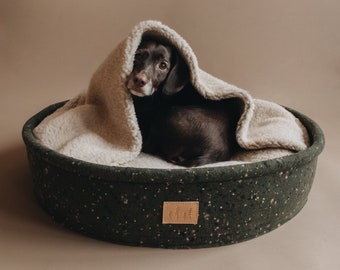 Luxus-Hundebett - aus deutscher Herstellung, Vier-Jahreszeiten-Kissen, Kapuzen-Design, gemütlicher Rückzugsort für Hunde & stilvolles Wohnaccessoire, Waldgeflüster grün | Hain